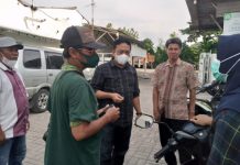 Wakil Ketua (Waket) Komisi B DPRD Kota Surabaya Anas Karno (tengah) saat menewui warga keputih Tegal yang selama 10 hari tak mendapatkan aliran air PDAM