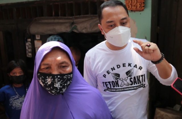 Anah Janah salah satu warga penerima program padat karya dandan omah saat bersama wali kota Surabaya Eri Cahyadi