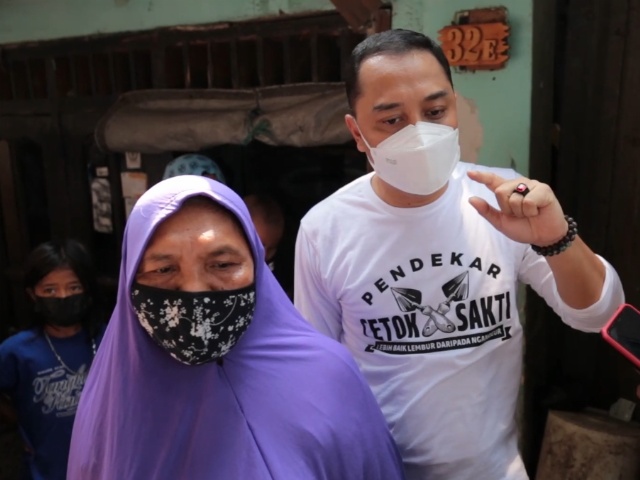Anah Janah salah satu warga penerima program padat karya dandan omah saat bersama wali kota Surabaya Eri Cahyadi