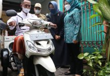 Nur Nasihin Saat Mencoba motor Modifikasi bantuan dari Pemkot Surabaya