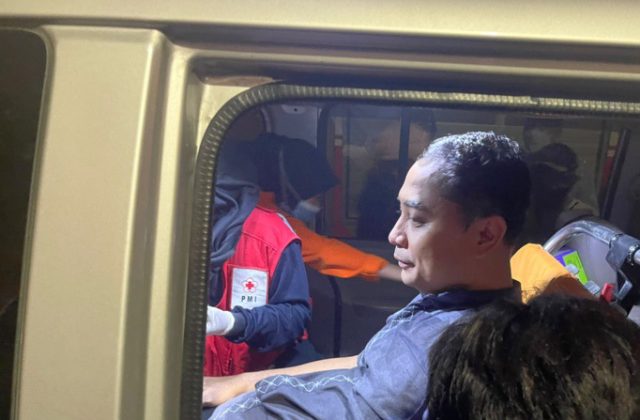 Turut Berjibaku Padamkan Api. Wali Kota Eri Sempat Berdoa Lihat Api Susah Padam di Lantai 4
