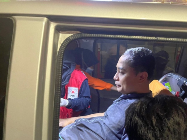 Wali Kota Surabaya Eri Cahyadi saat mendapatkan bantuan tim medis karena mengalami sesak nafas