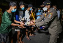 Humanis, Petugas Satpol PP kota Surabaya saat melakukan pembagian sahur kepada para remaja