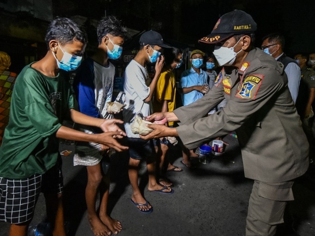 Humanis, Petugas Satpol PP kota Surabaya saat melakukan pembagian sahur kepada para remaja