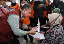 Dirjen Perlindungan dan Jaminan Sosial, Pepen Nazaruddin saat menyerahkan BLT migor dikawasan kecamatan Kenjeran surabaya pada minggu 17/04/2022