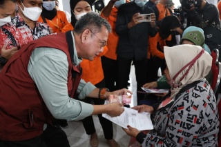 Dirjen Perlindungan dan Jaminan Sosial, Pepen Nazaruddin saat menyerahkan BLT migor dikawasan kecamatan Kenjeran surabaya pada minggu 17/04/2022