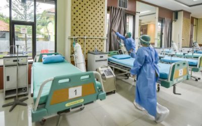 Nihil pasien - Tenaga kesehatan Hotel Asrama Haji (HAH) saat merapikan lamar pasien yang tengah kosong pasien