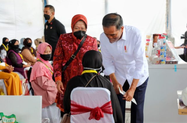 Presiden Jokowi Salurkan BLT Minyak Goreng Di Surabaya