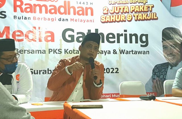 Sekretaris DPD PKS Surabaya Cajyo Setio Utomo (Tengah) saat memberikan sambutan dalam media gathering yang digelar dikantor DPD PKS Surabaya