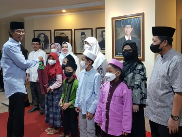 Pemberian satuan secara simbolis kepada anak yatim piatu oleh Ketua DPRD Kota Surabaya Adi Sutarwijono