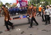 Simulasi bencana dihalaman Pemkot Surabaya