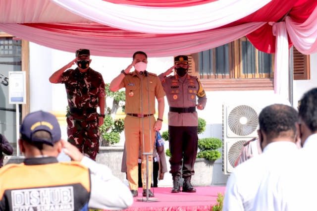 Wali Kota Surabaya Eri Cahyadi bersana pimpinan jajaran samping saat apel