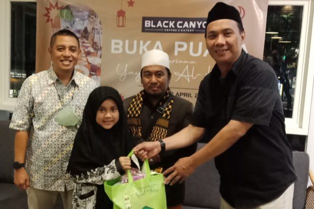 Manajemen Black Canyon saat memnerikan santunan dalam acara buka bersama digerai Black Canyon dijalan A Yani Surabaya Kamis (28/04/2022)