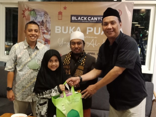 Manajemen Black Canyon saat memnerikan santunan dalam acara buka bersama digerai Black Canyon dijalan A Yani Surabaya Kamis (28/04/2022)