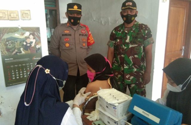 Danramil Dukuhturi dan Kapolsek Dukuhturi Iptu Babang Matsudiyanto saat mendampingi vaksinasi di desa kepandean