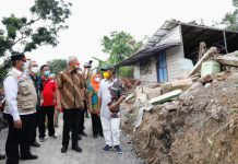 Gubernur Jawa Tengah Ganjar Pranowo saat meninjau lokasi