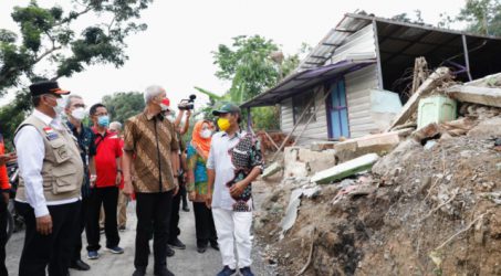 Gubernur Jawa Tengah Ganjar Pranowo saat meninjau lokasi