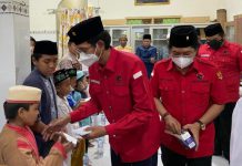 Ketua DPC PDI P Surabaya Adi Sutarwijono saat membagikan santunan kepada anak yatim didampingi wakil ketua Budi Leksono