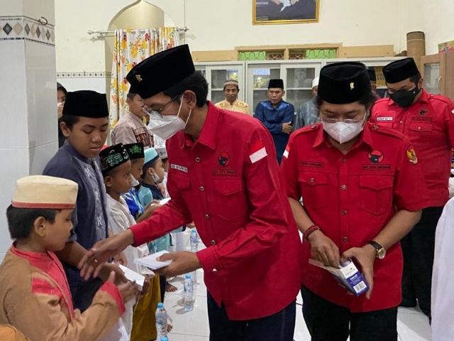 Ketua DPC PDI P Surabaya Adi Sutarwijono saat membagikan santunan kepada anak yatim didampingi wakil ketua Budi Leksono