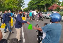 Wartawan Pokja Taman Surya (POTAS) saat membagikan takjil gratis menggunakan kantong ramah lingkugan