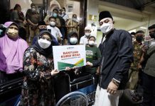 Wali Kota Bersama Istri saat menyalurkan batuan kursi roda yang merupakan ZIS dari ASN yang dihimpun oleh Baznas Kota Surabaya