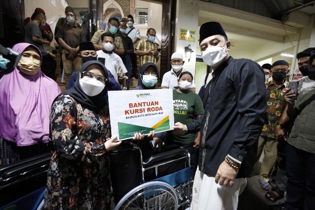 Wali Kota Bersama Istri saat menyalurkan batuan kursi roda yang merupakan ZIS dari ASN yang dihimpun oleh Baznas Kota Surabaya
