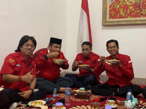 Ketua DPC PDIP Surabaya Adi Sutarwijono (paling kanan) saat menikmati lontong sayur saat acara halal bihalal dan rapat bersama kader