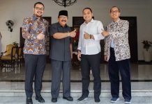 Anggota Watimpres Soekarwo bersama Wali Kota Surabaya Eri Cahyadi saat berfoto bersama