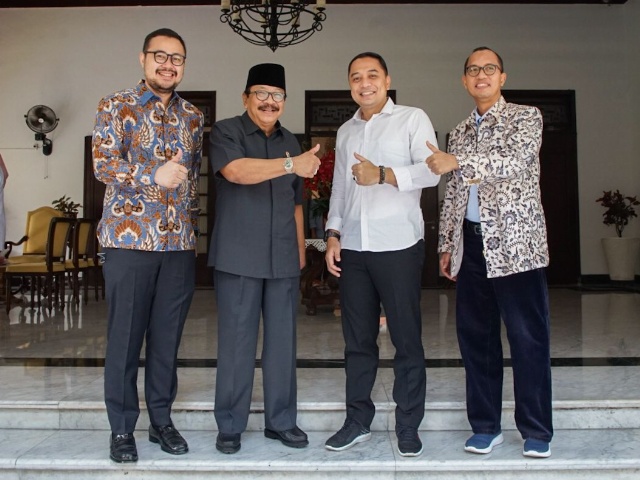 Anggota Watimpres Soekarwo bersama Wali Kota Surabaya Eri Cahyadi saat berfoto bersama