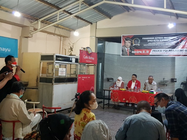 Tri Suyanto saat menyampaikan aspirasinya dalam reses Anas Karno di SWK Semolowaru pada Rabu (11/05/2022) malam.