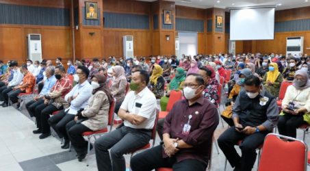 Para pejabat pemkot Surabaya saat mendengarkan pwngarahan dari wali Kota Surabaya Eri Cahyadi di ruang Sawunggaling Pemkot Surabaya, Jumat (13/05/2022) Sore