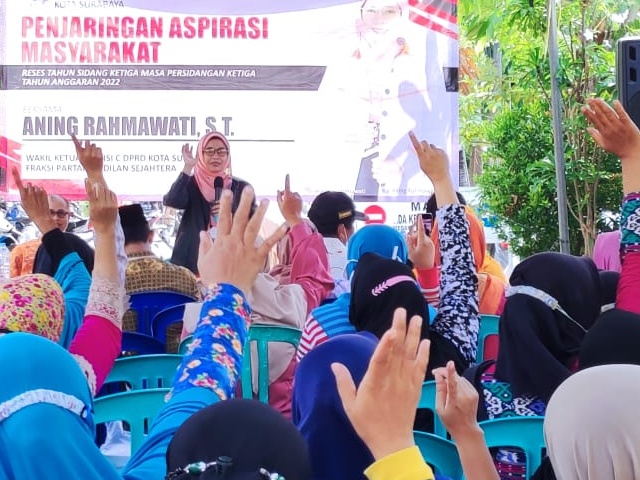 Aning Rahmawati saat Reses bersama kalangan pelaku UMKM di Balai RW 13, Kelurahan Medokan Ayu, Kecamatan Rungkut, Minggu (15/4).