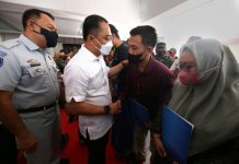 Wali Kota Eri Cahyadi didampingi Direktur Utama PT Jasa Raharja Rivan Achmad Purwantono saat memberikan bantuan secara simbolis kepada keluarga korban kecelakaan bus