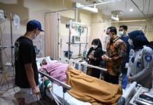 Wali Kota Eri Cahyadi saat menngunjungi pasien korban kecelakaan di Mojokerto Senin (166/05/2022) malam