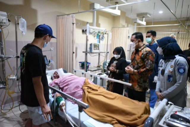 Wali Kota Eri Cahyadi saat menngunjungi pasien korban kecelakaan di Mojokerto Senin (166/05/2022) malam