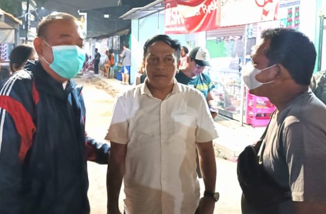 Wakil Ketua Komisi B DPRD Surabaya Anas Karno (Baju putih) saat meninjau lokasi rusaknya pipa PDAM dikawasan Panjang Jiwo