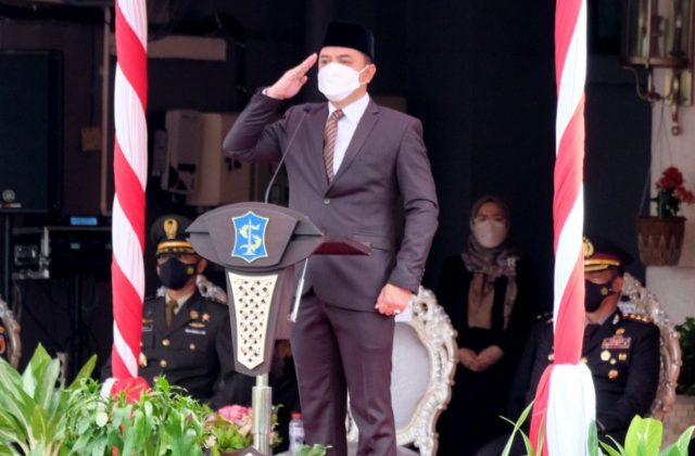 Wali Kota Eri Cahyadi saat memimpin upacara Peringatan Harkitnas ke-114 di halaman Balai Kota Surabaya, Jumat (20/5/2022)