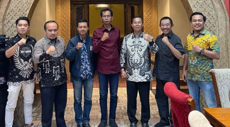 Para ketua partai politik di Surabaya yang tergabung dalam forum lintas partai saat menggelar acara halal bihalal pada jumat (20/05/2022)