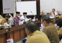 Wali Kota Eri Cahyadi saat berdiskusi dengan para tokoh linyas agama di Surabaya, Senin (23/05/2022)