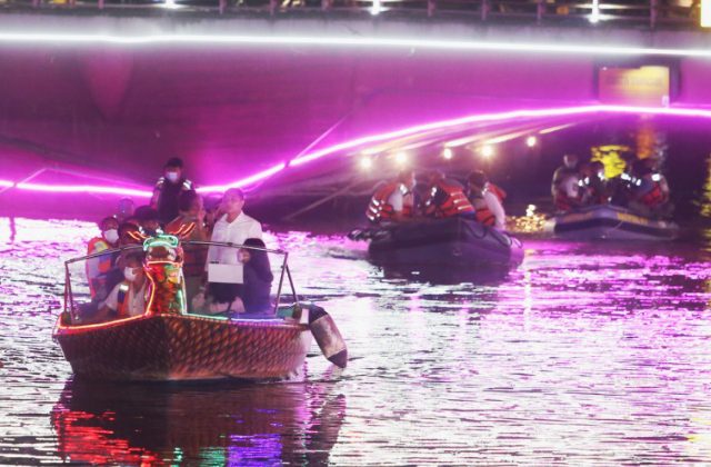 Jajal Langsung Wisata Perahu Kali Mas. Wali Kota Eri Sebut Mirip Venesia tapi Berciri khas Surabaya