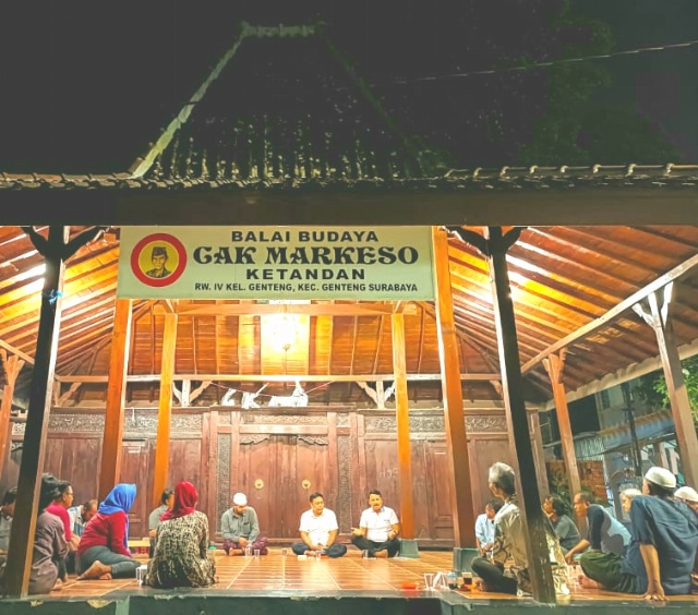 Anas karno berdiakiso dengam warga saat sambung rasa di kampung ketandan Rabu (25/05/2022) malam