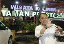 Wali Kota Surabaya Eri Cahyadi saat memaparkan konsep penataan wisata kali mas kepada para pejabat pemkot di SWK Taman Prestasi Selasa (24/05/2022) malam