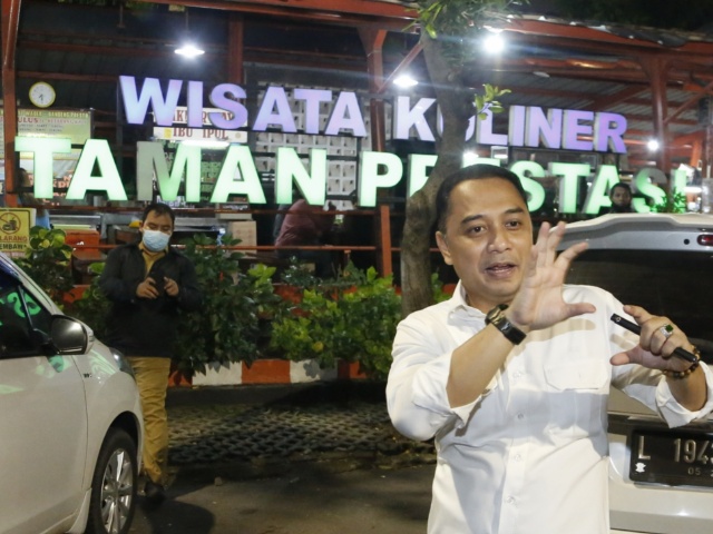 Wali Kota Surabaya Eri Cahyadi saat memaparkan konsep penataan wisata kali mas kepada para pejabat pemkot di SWK Taman Prestasi Selasa (24/05/2022) malam