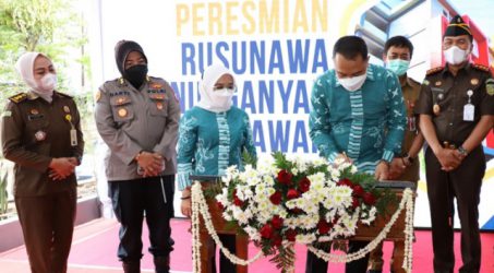 Dari kanan Kajari Tanjung Perak I Ketut Kasna Dedi, Wali Kota Surabaya Eri Cajyadi saat peresmian Rusunawa Gunung Anyar pada Senin (30/05/2022)