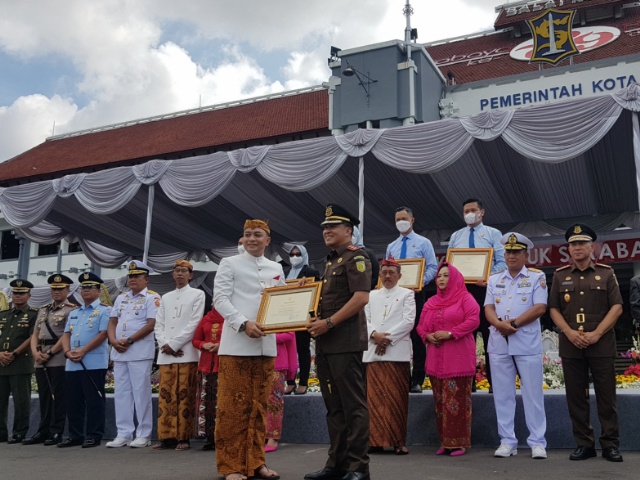 Wali Koya Surabaya Eri Cahyadi saat memberika  penghargaan kepada Kajari Tanjung Perak I Ketut Kasna Dedi saat perayaan HJKS ke 729 dibalai Kota Selama (31/05/2022)