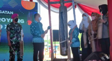 Reni Astuti Acungi Jempol Gotong Royong Warga Surabaya