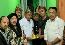 Anas Karno (dua dari kanan) bersama wakil wali kota Surabaya Armuji saat mengunjungi makam Joko Jumput Senin (30/05/2022) malam