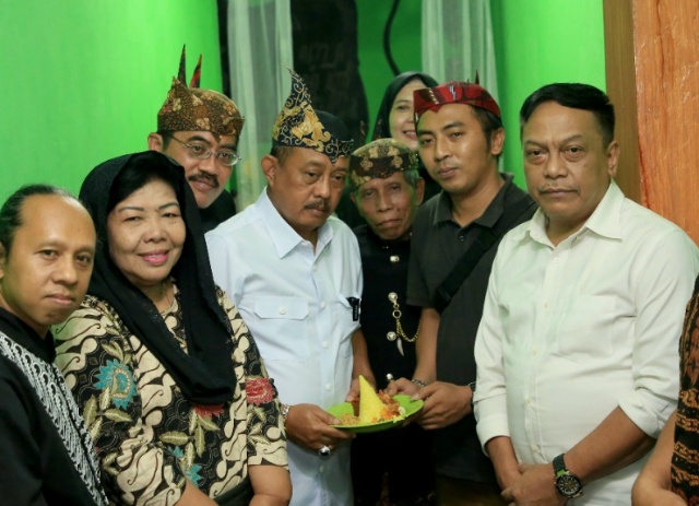 Anas Karno (dua dari kanan) bersama wakil wali kota Surabaya Armuji saat mengunjungi makam Joko Jumput Senin (30/05/2022) malam