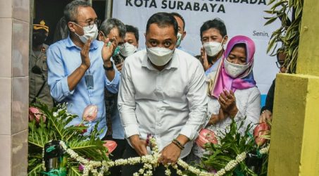 Wali Kota Eri Cahyadi saat peresmian Master meter bersama dirut PDAM Surya Sembada Kota Surabaya, Senin (30/05/2022)