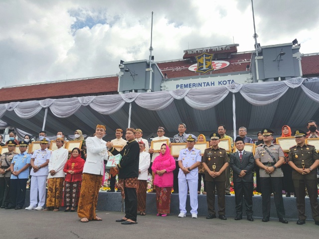 Wali Kota Surabaya saat menyerahkan penghargaan kepada para pihak yang telah bersinergi dalam membangun kota Surabaya pada perayaan HJKS ke 729 di balai kota Surabaya, Selasa (31/05/2022)